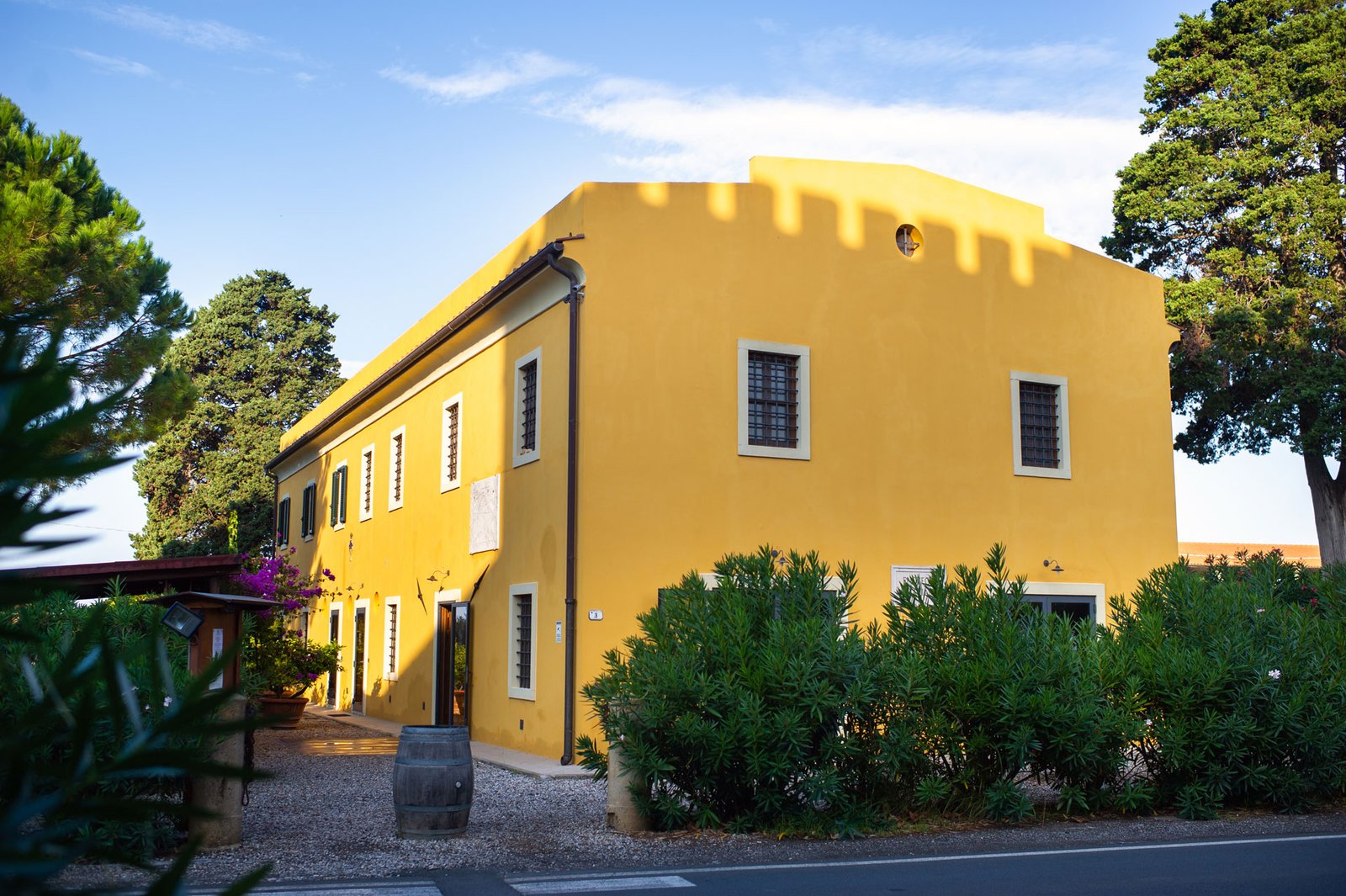 old-large-yellow-villa-in-the-tuscany-region-italy-2026-01-09-07-57-18-utc